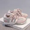 Tênis esportivos infantis 2026 nova coleção de primavera: sapatos infantis estilo Forrest Gump, sapatos casuais para meninas, tênis de corrida para estudantes, calçados versáteis para atividades ao ar livre