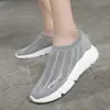 Nuevos calcetines, zapatos para mujer, primavera y verano, zapatos para caminar huecos, zapatos casuales de malla, zapatos de moda para perezosos, zapatillas huecas