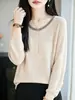 Suéter feminino de lã fina com um design retrô color-block apresentando um padrão texturizado de trança, criando um top de malha estiloso e elegante