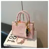 Bolsa de Mão e Transversal Versátil Estilo Coreano de Nicho para Mulheres, Nova Bolsa Quadrada Pequena Versátil de Ombro com Textura de Alta Qualidade