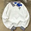 Sudadera con Cuello Polo Empalmado Falso de Dos Piezas Unisex Otoño/Invierno 2025 Versátil Casual Estilo Americano Top de Moda