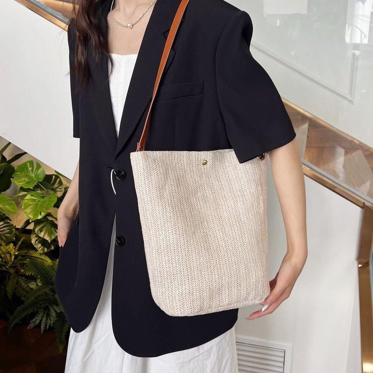 编织包女包新款潮2024夏草编简约百搭小清新水桶包个性单肩斜