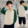 Camiseta de manga comprida 100% algodão para meninos com design de retalhos, mangas raglan, punhos canelados, top estiloso e moderno para crianças maiores