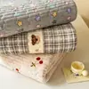 Frazada de Cama de Felpa de Leche de Gasa de Doble Capa Juego de Tres Piezas Dormitorio de Estudiantes Manta de Doble Cara Protector de Colchón y Cama