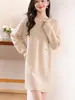 Moda Outono e Inverno Vestido curto Vestido suéter feminino Comprimento médio Suéter com decote em V Fivela Camisa de base de malha
