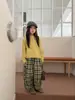 Colección Otoño 2026: Ropa infantil estilo coreano, cárdigan top de punto con cuello redondo a la moda, y pantalones rectos de pierna ancha a cuadros para niñas