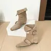 Botas Western Empilhadas Femininas Europeias e Americanas Novas Outono/Inverno 2026 com Salto Grosso e Fivela de Cinto Emagrecedora Botas de Cano Médio