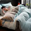 Estilo Lujo Ligero Invierno Color Sólido Leche Polar Cálido Juego de Cama de Cuatro Piezas Funda de Edredón de Franela Doble Cara Sábana Ajustable Ropa de Cama Más Juego de Polar