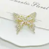 Broche de Abeja de Zirconia para Mujer, Gama Alta, Lujo Ligero, Estilo de Nicho, Accesorio de Broche, Joyería de Pin de Corsage de Mariposa con Perla