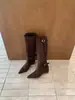 Botas Longas Aumentadoras de Altura Interna Outono/Inverno 2026 Camurça Bico Fino Fivela Cano Alto Slim Botas de Equitação