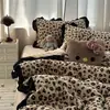 Conjunto de Cuatro Piezas Estilo Hepburn con Estampado de Leopardo Marrón Retro y Encaje Negro de Terciopelo de Leche Invierno Conjunto de Cuatro Piezas Cálido de Terciopelo Coral 2m