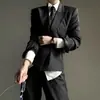 Fornecimento Exclusivo Transfronteiriço de Terno Elegante de Corte Slim com Riscas e Lapelas Entalhadas para Homens e Mulheres, Série Cinza, Blazer com Ombreiras