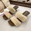 Pantuflas de una tira para mujer, elegantes y mullidas, zapatos de felpa estilo coreano para usar al aire libre, efecto adelgazante, sandalias de cuña de punta cuadrada de otoño