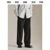 Colección Otoño/Invierno 2025: Nuevos pantalones de traje de color liso, pierna recta y cintura elástica, una opción elegante y ligera de estilo business casual para hombres.