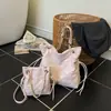 Bolsa de corrente acolchoada com diamantes de alto valor, bolsa tipo balde fashion, novo estilo 2026, bolsa de ombro estilosa e chique para o dia a dia, para mulheres