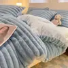 Conjunto de Roupa de Cama Espesso de Veludo Leiteiro de Inverno com Quatro Peças Lençol de Cama de Veludo Pelúcia de Coelho Capa de Edredom Roupa de Cama de Três Peças para Dormitório de Veludo Coral