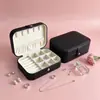 Artículos en Stock Caja de Joyería de Cuero PU Caja Portátil para Guardar Accesorios Tres Anillos Dorados Caja para Guardar Collares Pulseras