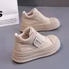 Sapatos Casuais Modernos Femininos 2026 Primavera Novo Design Versátil Tênis de Solado Grosso Sapatos Brancos Femininos 2688-1