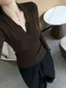 Suéter de punto largo color gris carbón estilo "Old Money" francés para mujer, principios de otoño 2026, corte ajustado, adelgazante, top de cuello en V de alta gama, fino