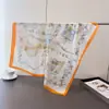 Lenço Quadrado de Seda Falsa Estampado Estilo Equestre de Luxo Leve Lenço de Pescoço com Toque de Alto Padrão Lenço Quadrado Pequeno para Amarrar Lenço de Cabeça Lenço de Seda Lenço