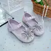 Outono de 2026 Fogos de Artifício Franceses Strass Sapatos de Princesa para Meninas Sola Macia Pérola Boca Rasa Sapatos Individuais Brilhante Cristal Borla Sapatos de Couro