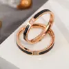 Europa y Estados Unidos deseo transfronterizo anillo de acero de titanio incrustado con pegamento de gota negra caliente anillo de amantes anillo rojo neto oro rosa