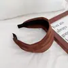 Diadema de Gamuza Elegante Casual de Ala Ancha para Mujer 2025 Nueva Diadema para el Cabello de Primavera y Otoño que Resalta el Rostro Pequeño Antideslizante Recogido para el Cabello Headwear
