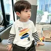 Camiseta de manga larga a rayas 100% algodón para niños, camiseta básica de primavera y otoño, camiseta para niños, top de dibujos animados para bebé niño con efecto de dos piezas