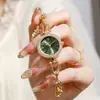 Pulsera de U usada nueva de moda versátil para mujer pulsera redonda de bañera reloj de pulsera para mujer reloj de cuarzo para mujer al por mayor