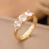 Anel Moderno Transfronteiriço com Micro Zircônia Inlaid para Mulheres, Anel de Dedo Indicador de Luxo Leve da Moda para Mulheres, Anel Aberto Ajustável