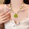 Collar de Cuentas Verde Manzana Estilo Bosque para Niñas 2025 Nuevo Diseño de Nicho Accesorios Lindos con Cadena para Clavícula de Falda