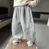 Calça de Moletom Forrada com Fleece para Meninos 2026 Novo Estilo Roupas de Outono/Inverno para Crianças Calças Longas Engrossadas Calça de Menino Bebê Fresca Quente de Inverno com Punho