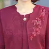 Nuevo vestido bordado estilo chino para madres, colección otoño 2026, elegante conjunto de dos piezas para mujeres de mediana edad y mayores, con una estética tradicional china