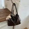 Bolso tote de color liso de gran capacidad, nuevo diseño de moda para principios de otoño de 2026, bolso de hombro nicho de alta apariencia para mujer
