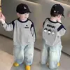 Camiseta de manga larga para niño, nuevo estilo primavera y otoño, casual y versátil, con cuello redondo estiloso, bloques de color, camiseta básica moderna para niños mayores