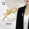 Broche de Nudo de Cinta de Circonio Incrustado Brillante para Transmisión Moda Elegante Perla de Agua Dulce Ramillete de Ropa Pin para Mujer Versátil