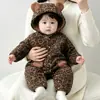 Macacão estilo coreano com estampa de leopardo para meninos, espessado com lã de cordeiro para outono e inverno, adequado para uso ao ar livre, macacão quentinho com capuz para bebês e crianças pequenas