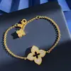 Pulsera Versátil Estilo Palacio para el Día a Día con un Toque de Alta Gama, Lujo Ligero, Trébol de Diamantes Completos Rombo Hueco Flor Geométrica Colgante