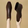 Botas Femininas Curtas 2026 Outono/Inverno Novo Estilo Bico Quadrado Francês Couro de Vaca Retrô Moda Botas de Cano Curto Botas Emagrecedoras com Salto Escondido