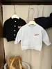 Roupa Infantil Personalizada Primavera 2025 Novo Cardigan de Tricô Estiloso para Menina Jaqueta Bordada da Moda Outono Moda Infantil Tendência