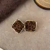 Brincos Geométricos Leopardados Marrons Estilo Retrô Hong Kong Moda Outono e Inverno High-End Estilo Francês Brincos Personalizados para Mulheres
