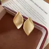 Nuevos Pendientes de Tachuela Cruzados de Metal Cepillado con Hoja para Mujer Lujo Ligero Sensación de Alta Gama Diseño Sencillo de Nicho Adornos para Orejas