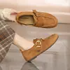 Zapatos slip-on de gamuza retro estilo Maillard, nueva colección otoño 2026, versátiles con hebilla de cinturón, punta redonda, casuales y adecuados para ir al trabajo.