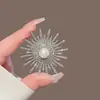 Broche de Girasol Elegante de Gama Alta Estilo 2026 con Adornos Completos de Diamante y Perla, Broche Versátil para Traje
