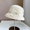Sombrero de fieltro de lana australiano de lujo para mujer, estilo Hepburn, de otoño e invierno, con flores tridimensionales de cáñamo y seda, elegante sombrero de lavabo.