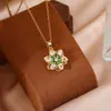 Colar Rotativo com Pingente Inlaid de Zircônia Transfronteiriço Cor de Cobre Gota de Óleo Novo para Mulheres Flor Amor com Temperamento de Alto Padrão