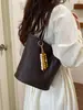 Bolsa feminina de palha trançada vintage, nova bolsa tote coreana outono e inverno 2025, bolsa de ombro simples de grande capacidade para o dia a dia