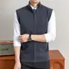 Imprescindible para hombres a la moda Textura de costilla de panal Nueva llegada Old Money Cuello alto Cremallera Chaleco de punto casual para hombre