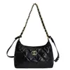 Bolso hobo cadena estilo 2026 inspirado en Chanel con patrón de diamantes, bolso de hombro de cuero encerado retro, bolso tote versátil