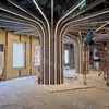 Arte de modelagem de árvore de alumínio com grão de madeira, teto curvo de alumínio quadrado em forma de onda, tubo quadrado de alumínio dobrado, shopping, jardim de infância